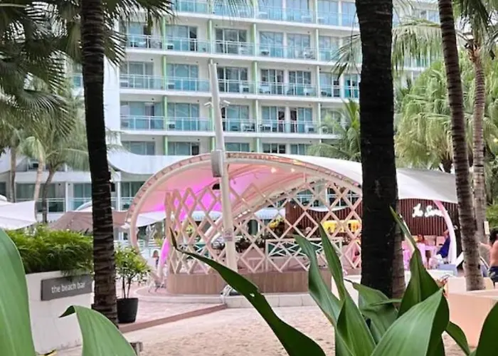 Apartahotel Sleek, Relaxing And Fabulous @ Azure Manila